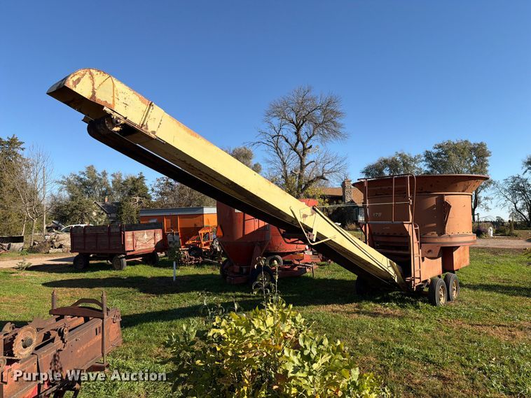 image for item FT6967 New Holland 379 bale processor