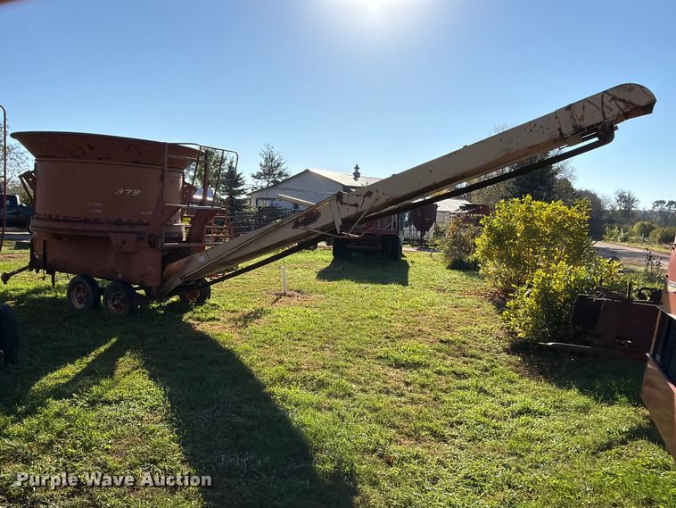 image for item FT6967 New Holland 379 bale processor