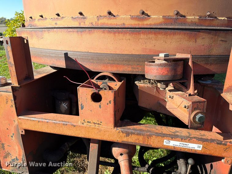 image for item FT6967 New Holland 379 bale processor