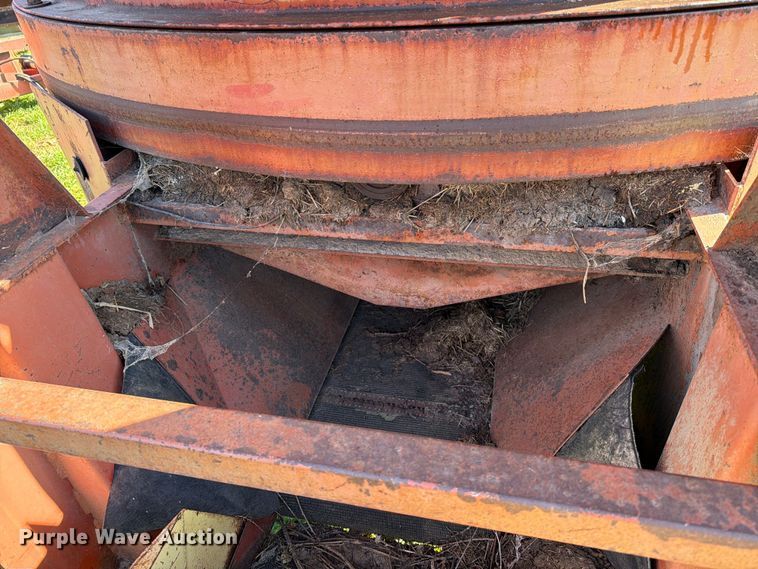 image for item FT6967 New Holland 379 bale processor