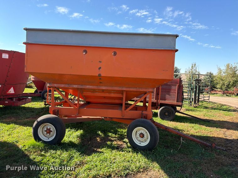 image for item FT6969 Bradford 240-316 gravity wagon