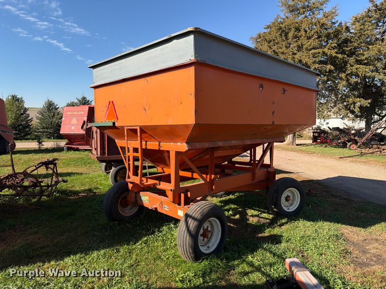 image for item FT6969 Bradford 240-316 gravity wagon