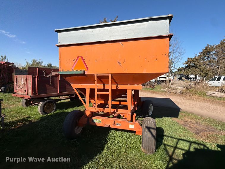 image for item FT6969 Bradford 240-316 gravity wagon