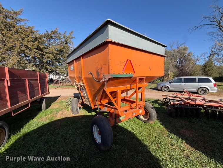 image for item FT6969 Bradford 240-316 gravity wagon
