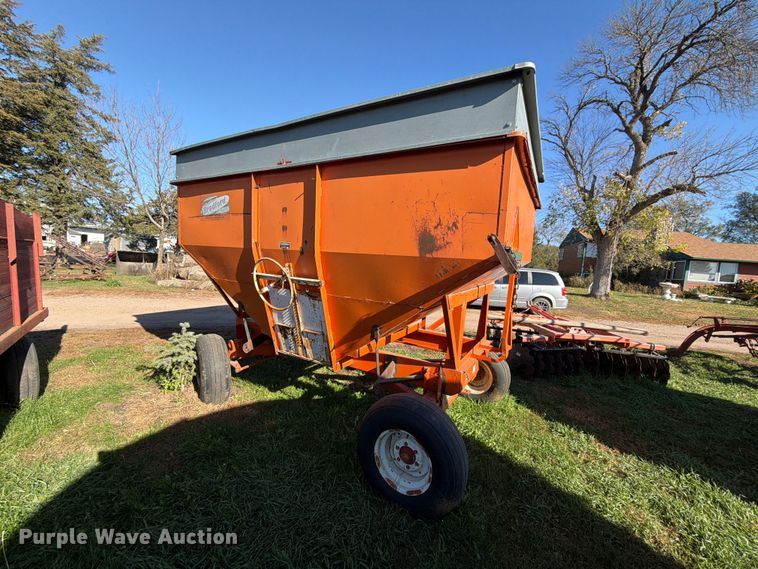image for item FT6969 Bradford 240-316 gravity wagon