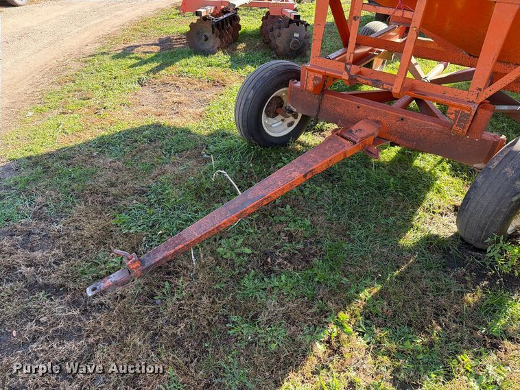 image for item FT6969 Bradford 240-316 gravity wagon