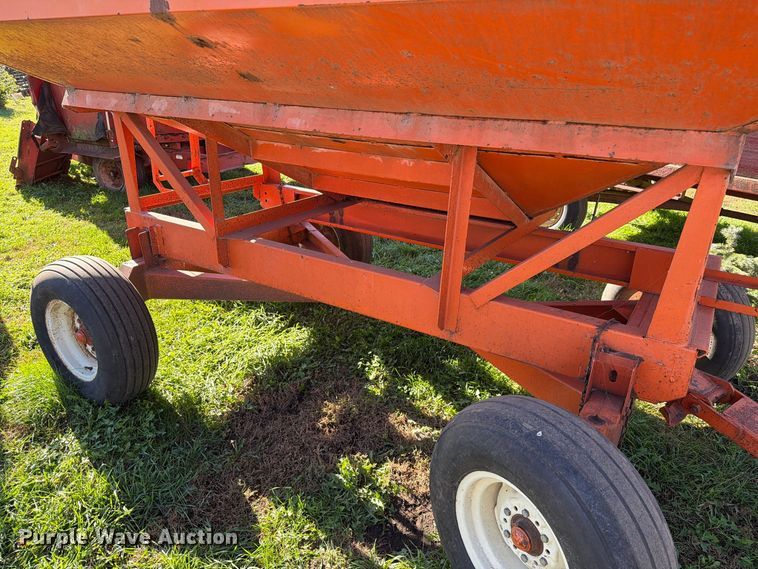 image for item FT6969 Bradford 240-316 gravity wagon