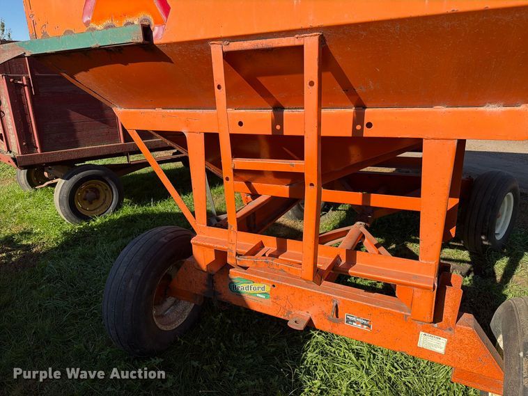 image for item FT6969 Bradford 240-316 gravity wagon