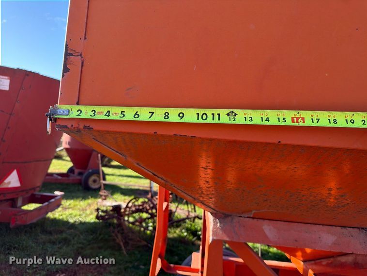 image for item FT6969 Bradford 240-316 gravity wagon