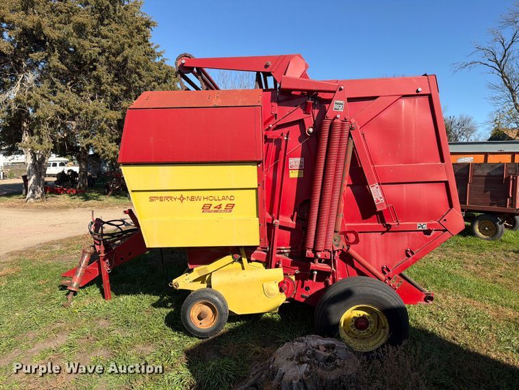 image for item FT6972 1984 New Holland 849 round baler