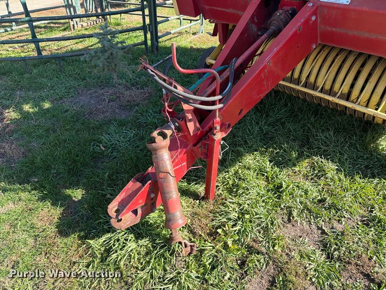 image for item FT6972 1984 New Holland 849 round baler