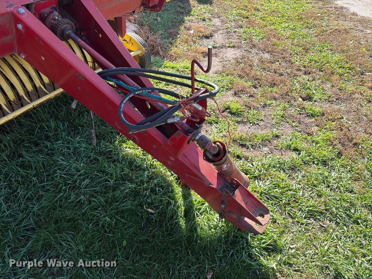 image for item FT6972 1984 New Holland 849 round baler