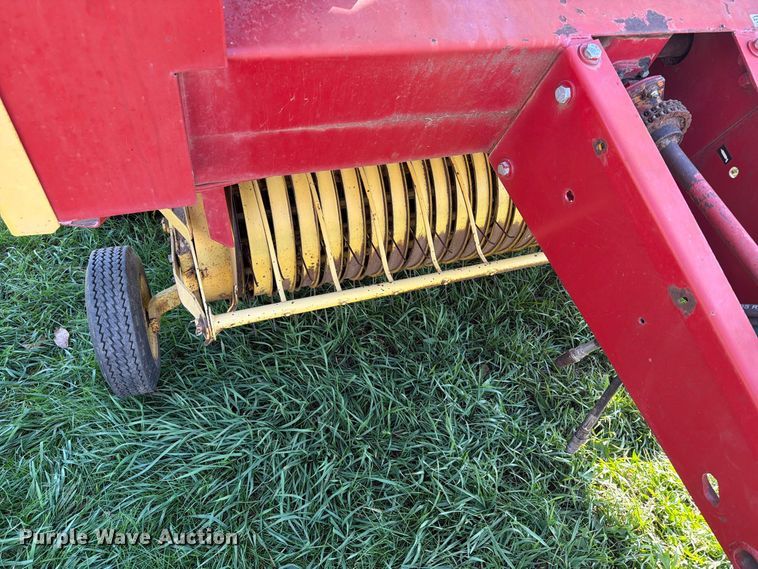 image for item FT6972 1984 New Holland 849 round baler