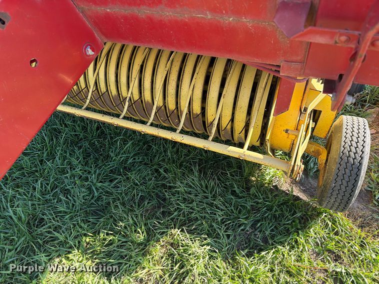 image for item FT6972 1984 New Holland 849 round baler