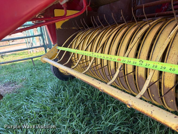image for item FT6972 1984 New Holland 849 round baler