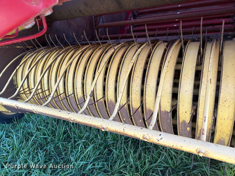 image for item FT6972 1984 New Holland 849 round baler