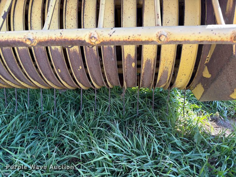 image for item FT6972 1984 New Holland 849 round baler