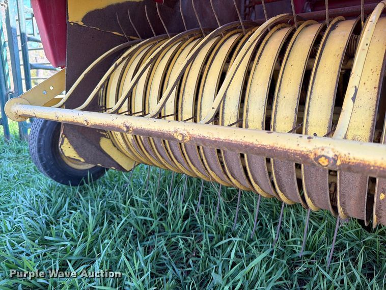 image for item FT6972 1984 New Holland 849 round baler