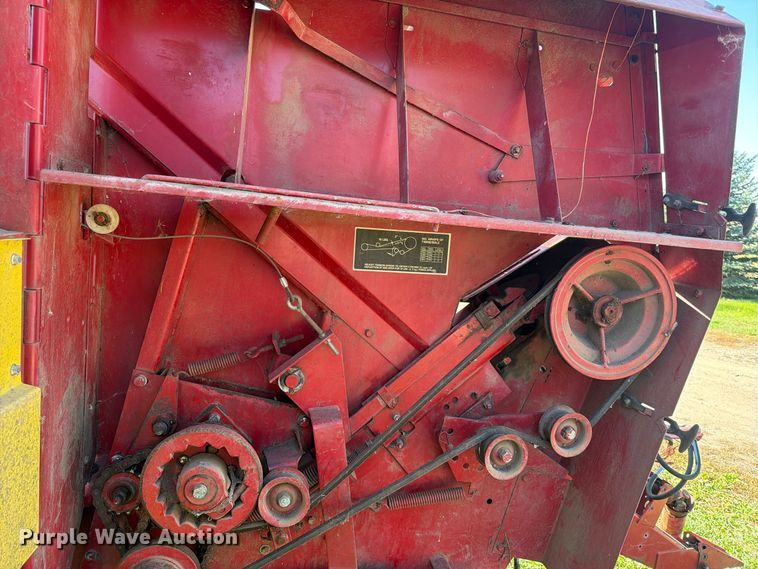 image for item FT6972 1984 New Holland 849 round baler