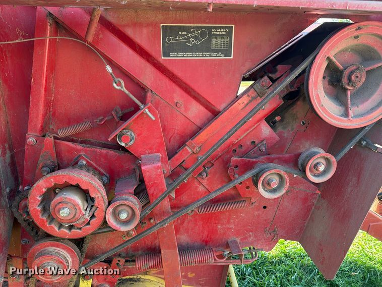 image for item FT6972 1984 New Holland 849 round baler