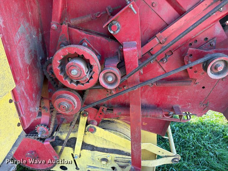 image for item FT6972 1984 New Holland 849 round baler