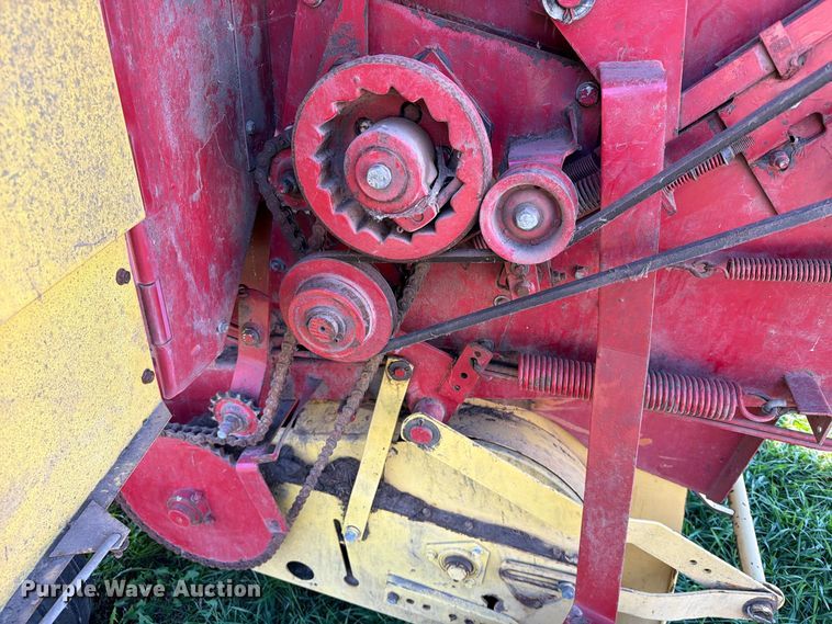image for item FT6972 1984 New Holland 849 round baler