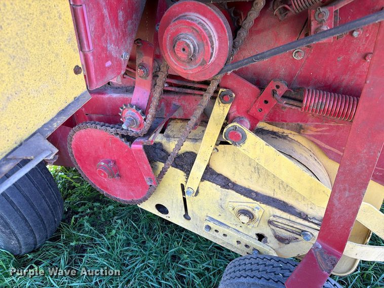 image for item FT6972 1984 New Holland 849 round baler