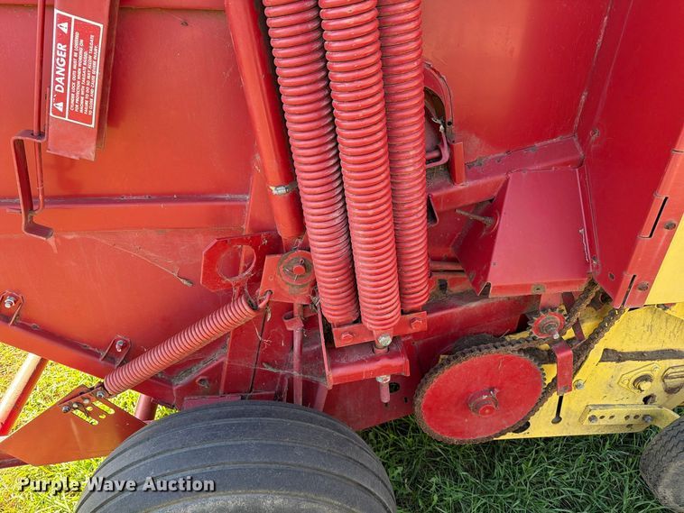 image for item FT6972 1984 New Holland 849 round baler