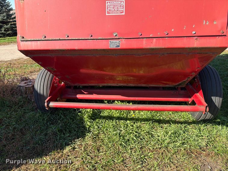image for item FT6972 1984 New Holland 849 round baler