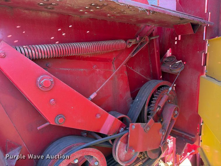 image for item FT6972 1984 New Holland 849 round baler