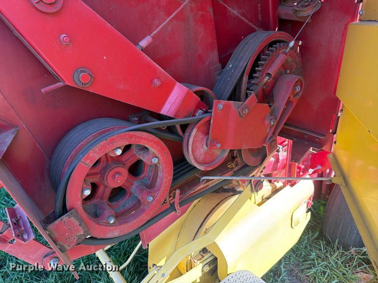 image for item FT6972 1984 New Holland 849 round baler