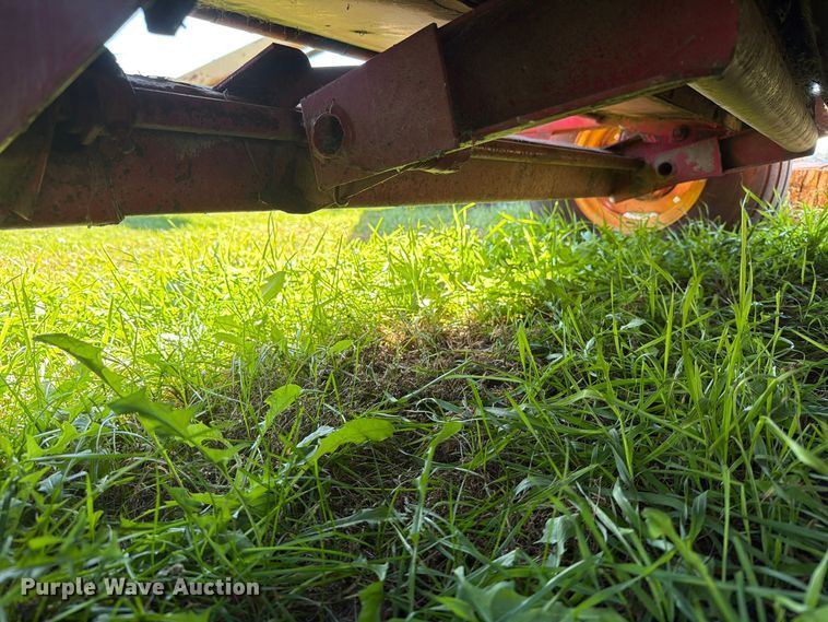 image for item FT6972 1984 New Holland 849 round baler
