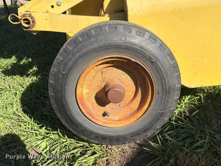 image for item FT6972 1984 New Holland 849 round baler