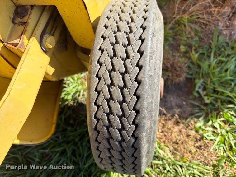 image for item FT6972 1984 New Holland 849 round baler