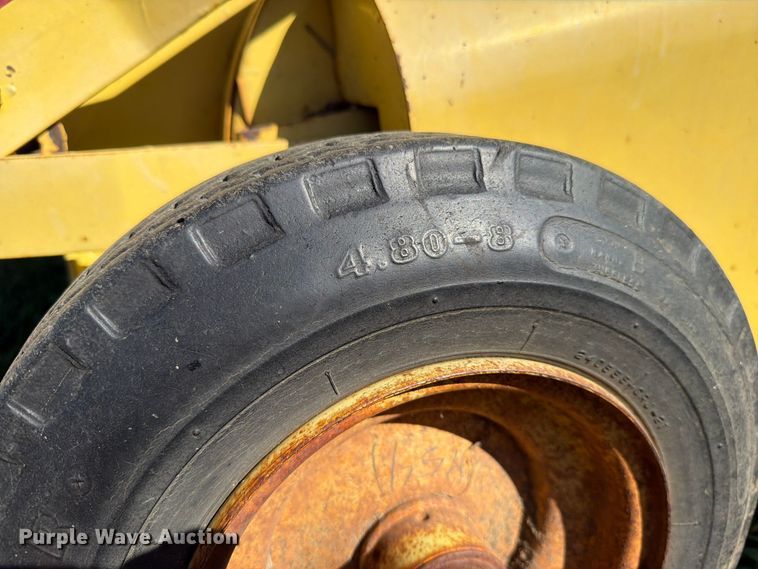 image for item FT6972 1984 New Holland 849 round baler