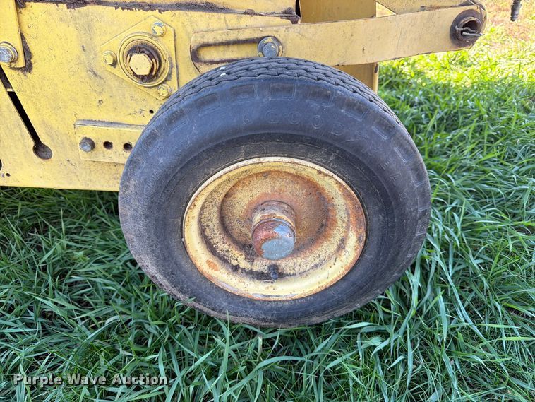 image for item FT6972 1984 New Holland 849 round baler