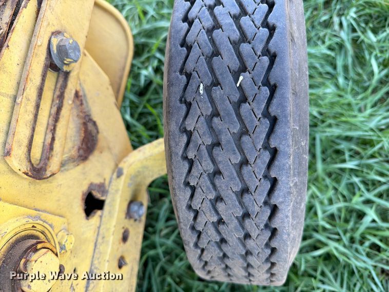 image for item FT6972 1984 New Holland 849 round baler