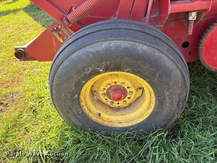 image for item FT6972 1984 New Holland 849 round baler