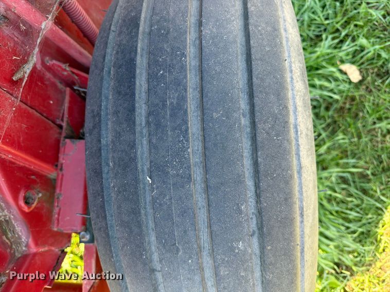 image for item FT6972 1984 New Holland 849 round baler