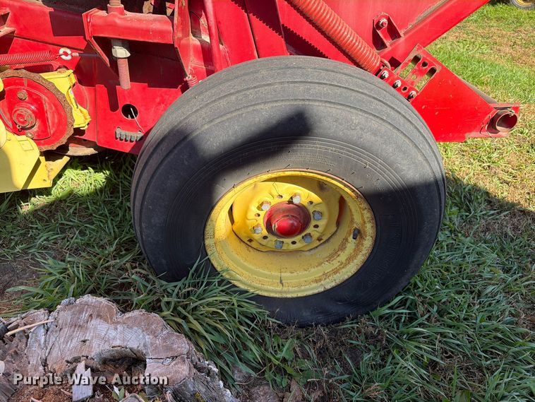 image for item FT6972 1984 New Holland 849 round baler
