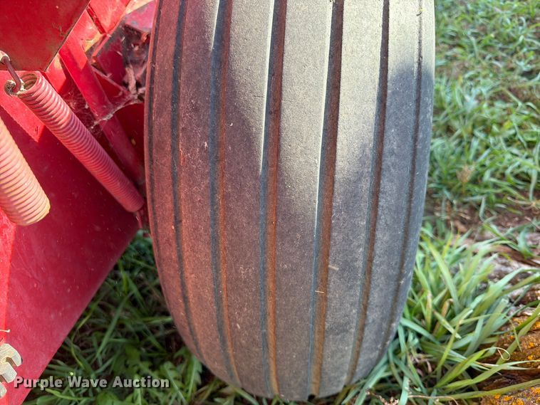 image for item FT6972 1984 New Holland 849 round baler