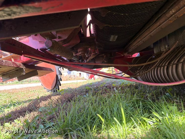 image for item FT6973 1991 Case International 8460 round baler