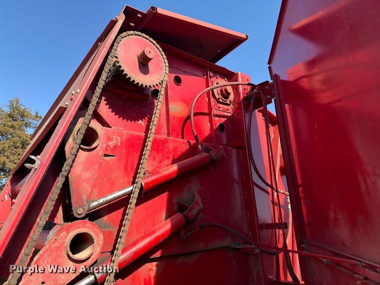 image for item FT6973 1991 Case International 8460 round baler