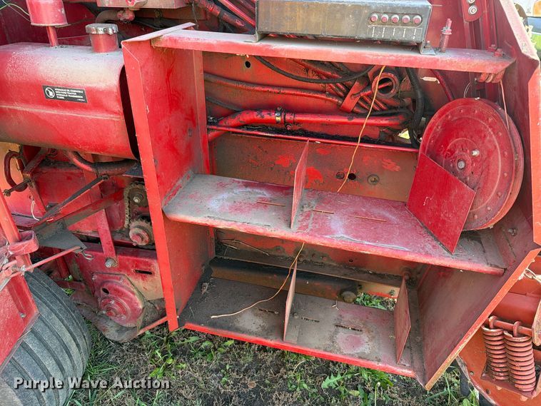image for item FT6973 1991 Case International 8460 round baler