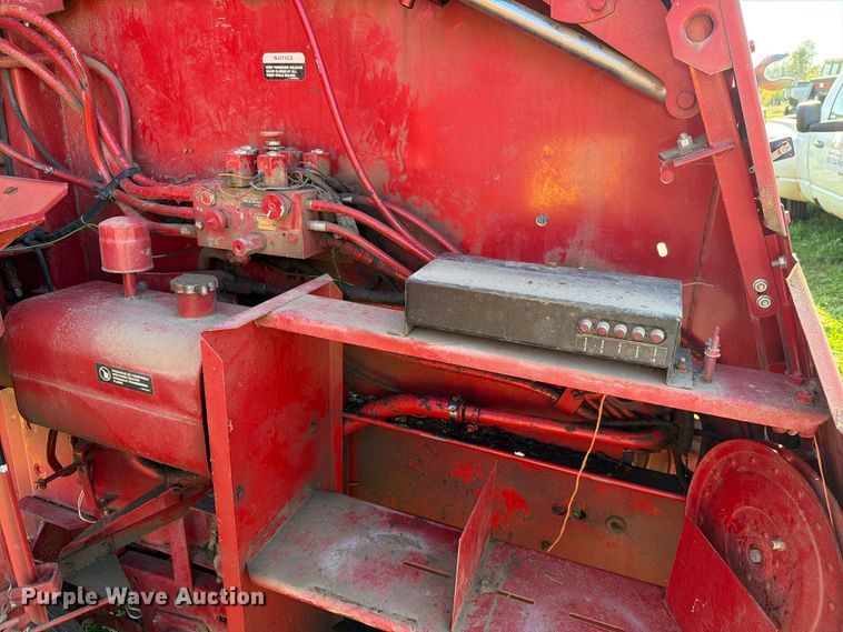image for item FT6973 1991 Case International 8460 round baler