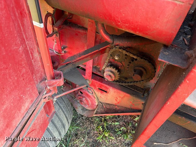 image for item FT6973 1991 Case International 8460 round baler