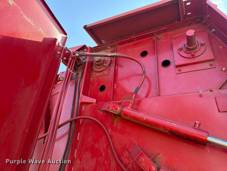 image for item FT6973 1991 Case International 8460 round baler