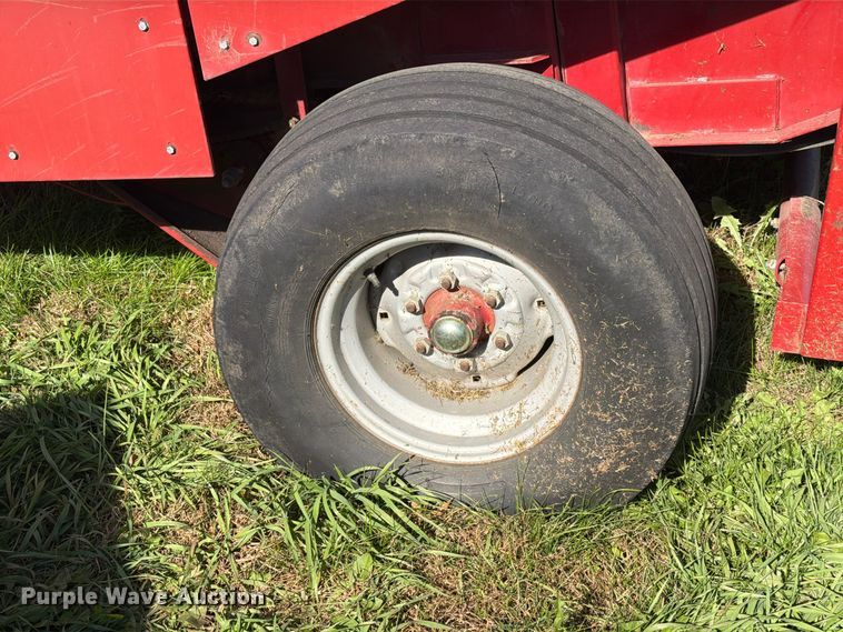 image for item FT6973 1991 Case International 8460 round baler