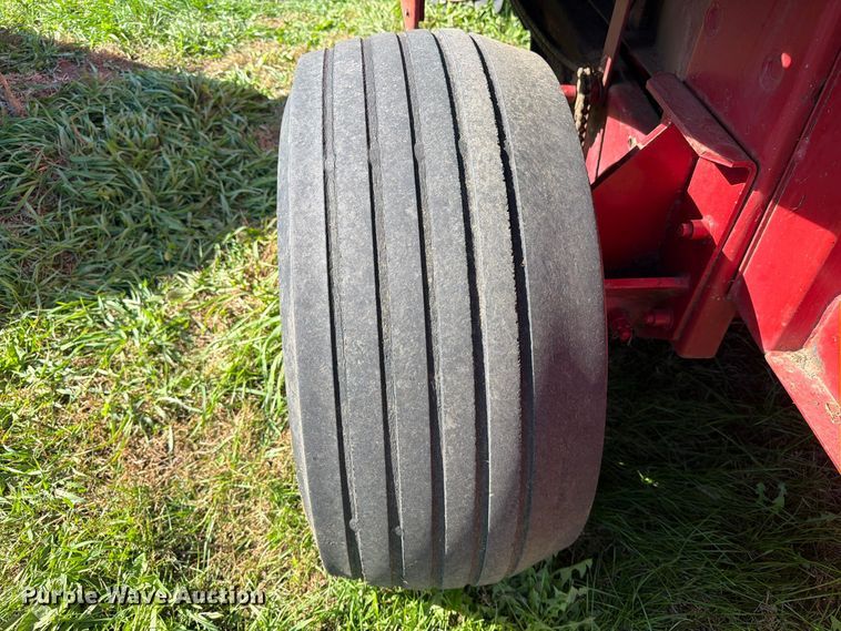 image for item FT6973 1991 Case International 8460 round baler