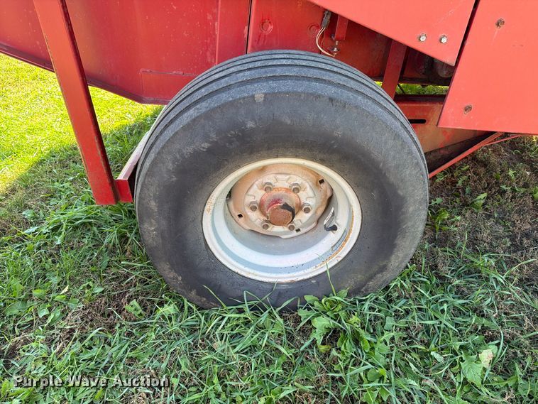 image for item FT6973 1991 Case International 8460 round baler